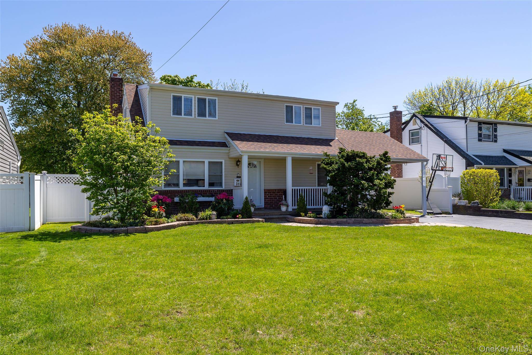 Casa de 5 Dormitorios en Venta en North Babylon, Nueva York, EE. UU. - 1