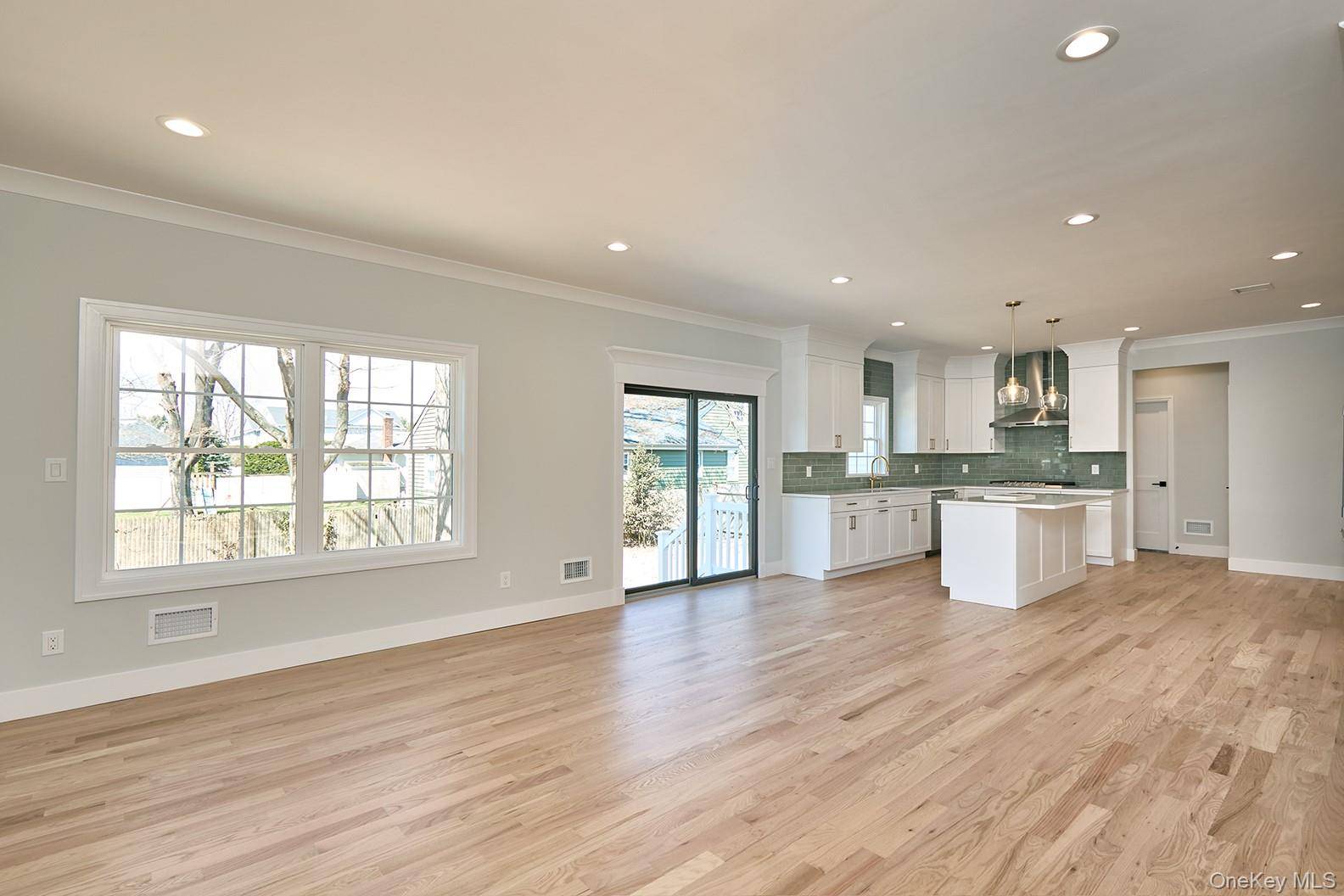 Casa de 5 Dormitorios en Venta en North Merrick, Nueva York, EE. UU. - 2