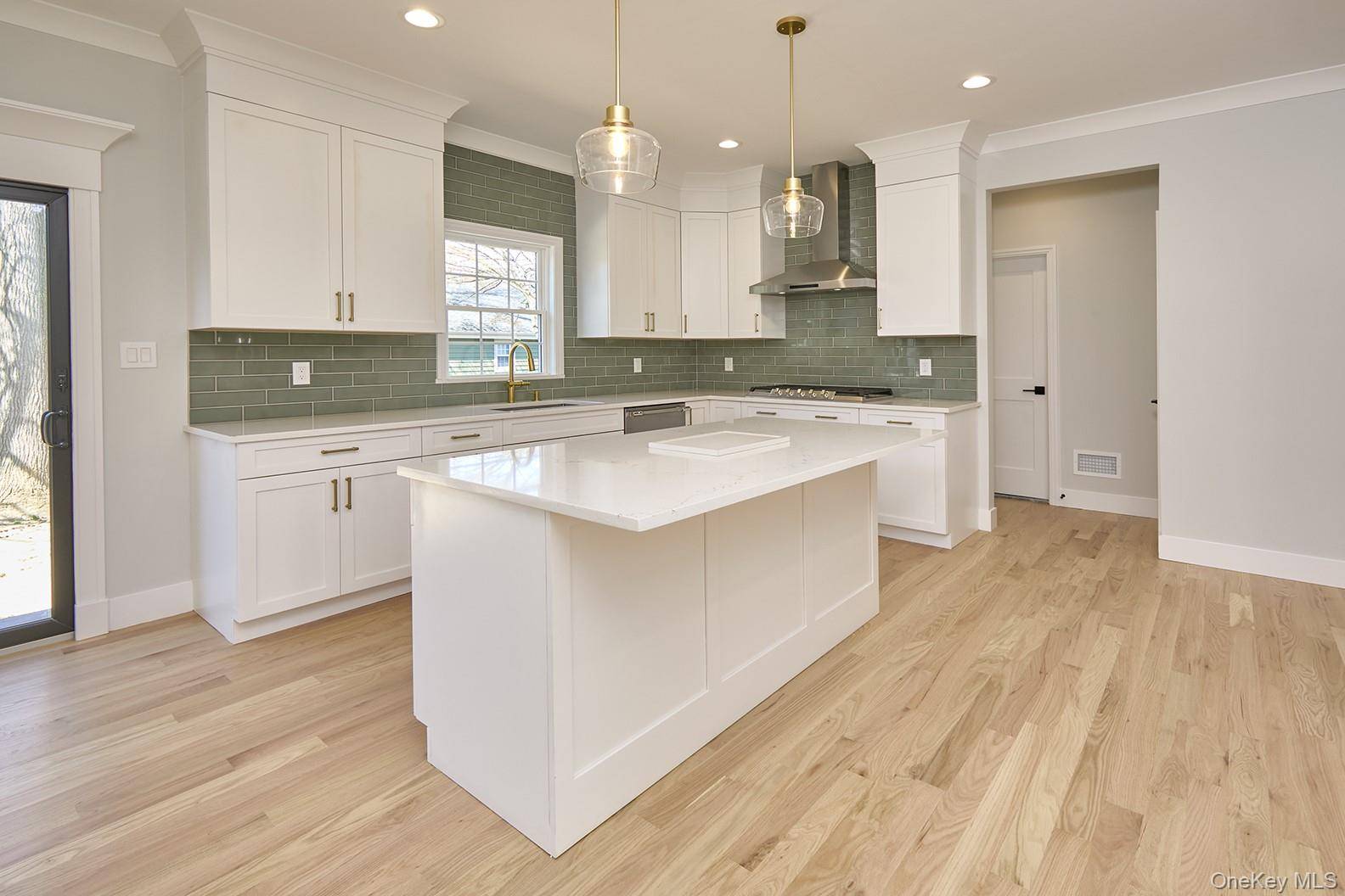Casa de 5 Dormitorios en Venta en North Merrick, Nueva York, EE. UU. - 3
