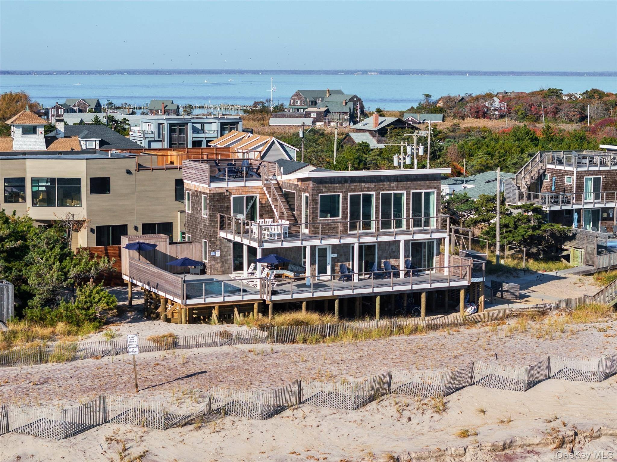 Casa de 5 Dormitorios en Venta en Ocean Bay Park, Fire Island, NY - 2
