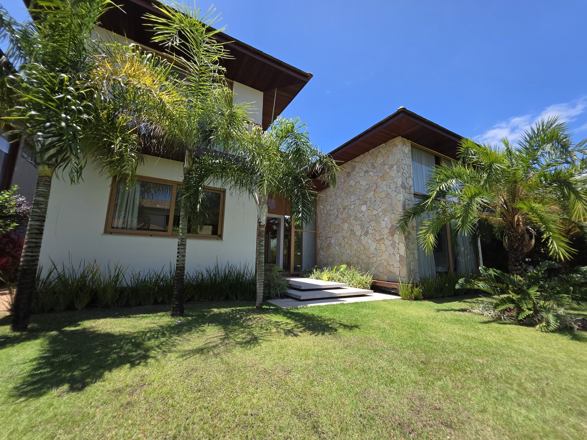 Casa com 5 Quartos à Venda em Praia do Forte - Bahia - Brasil - 1