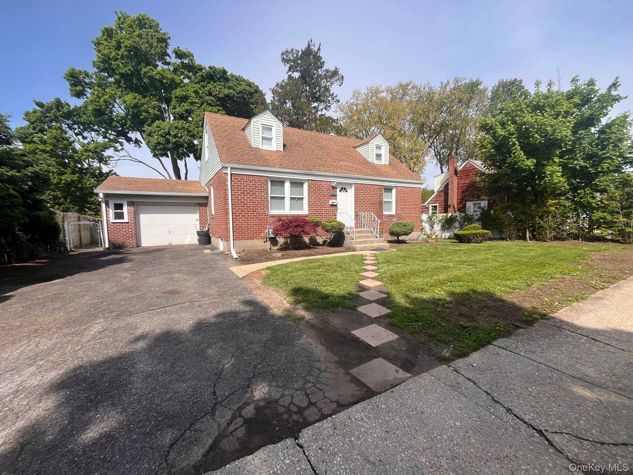 Casa de 5 Dormitorios en Venta en Uniondale - Nueva York - EE. UU. - 1