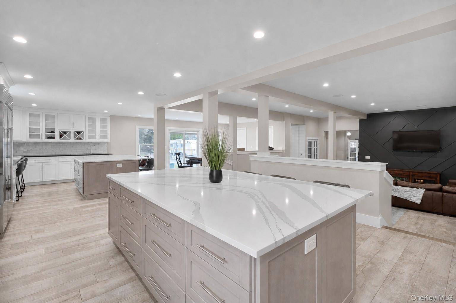 5 Bedroom Home for Sale in West Islip, New York, USA - 4