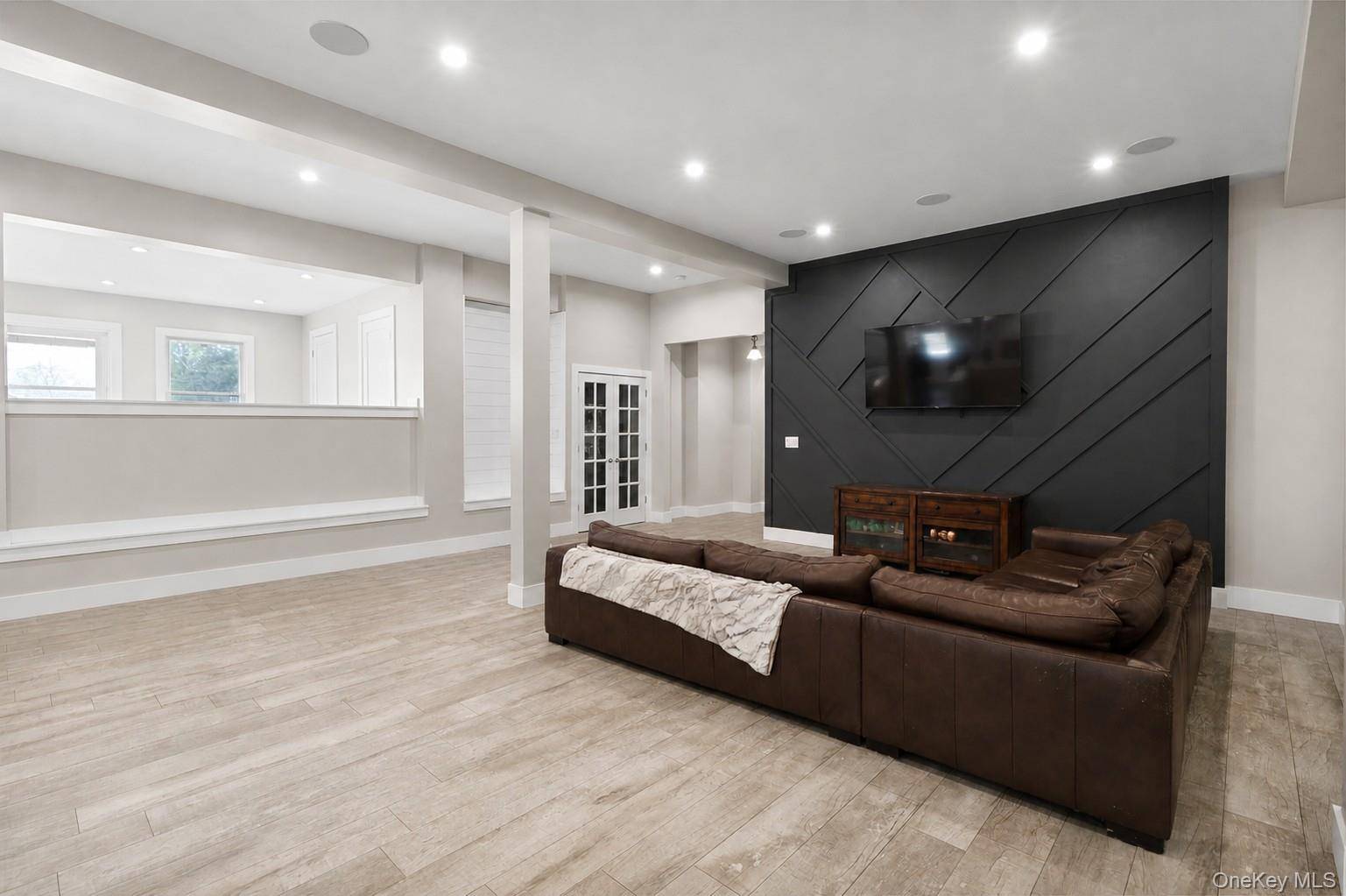 5 Bedroom Home for Sale in West Islip, New York, USA - 6