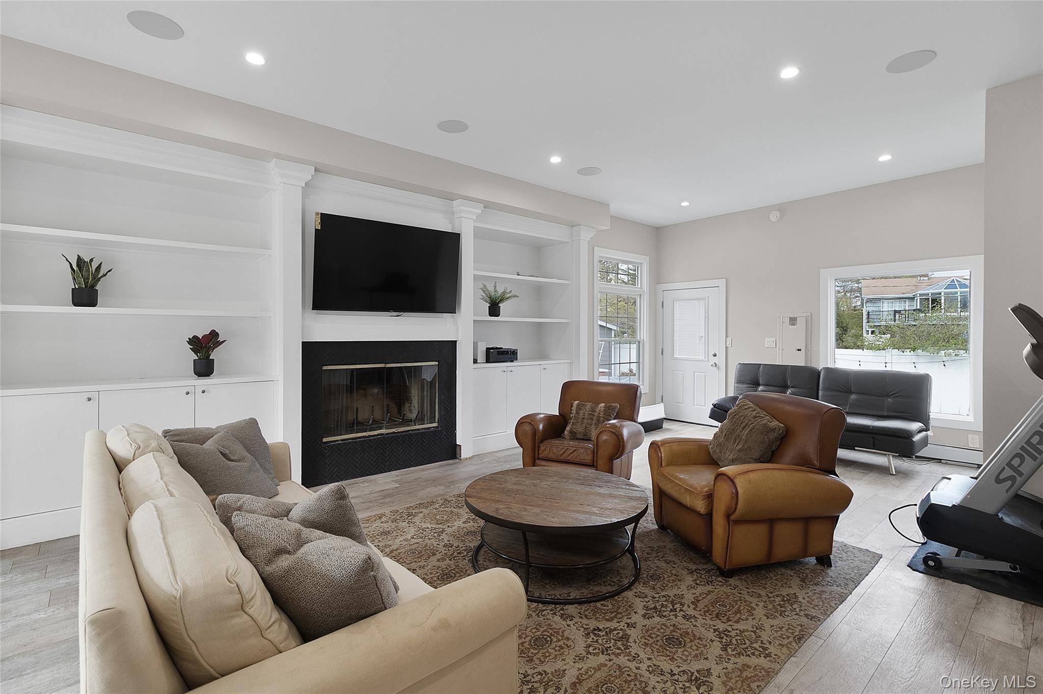 5 Bedroom Home for Sale in West Islip, New York, USA - 7