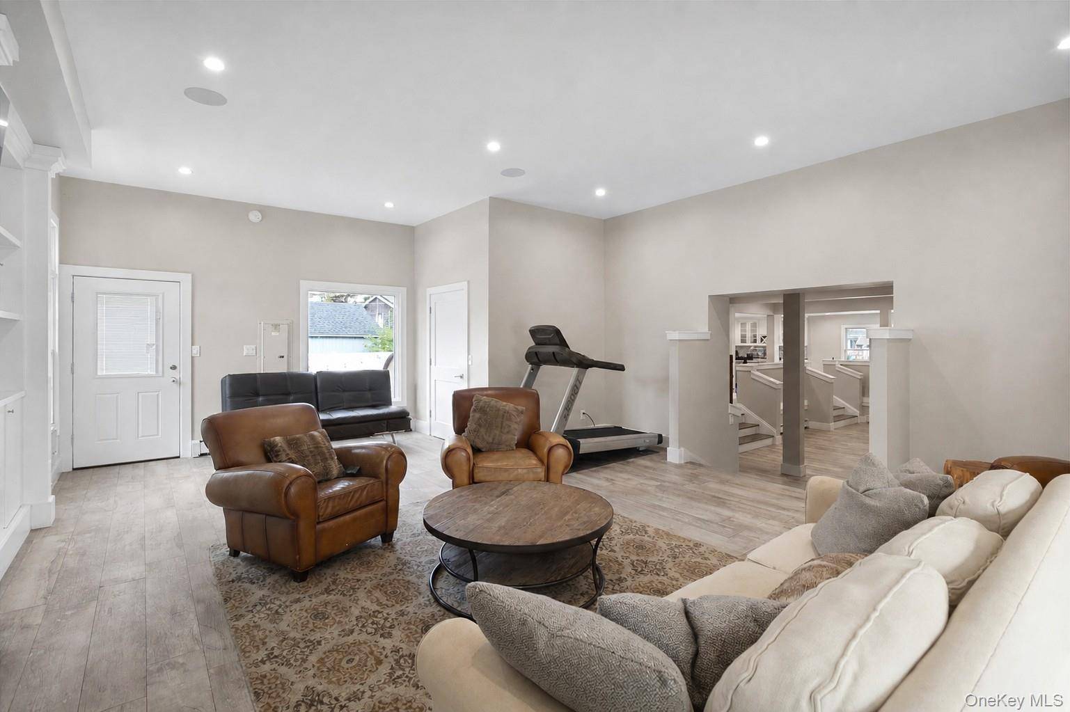 5 Bedroom Home for Sale in West Islip, New York, USA - 8