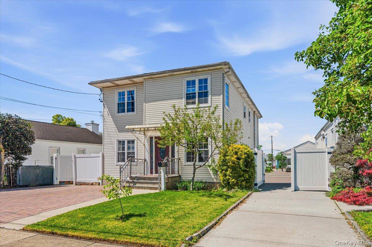 5 Bedroom Home for Sale in Westbury - New York - USA - 1