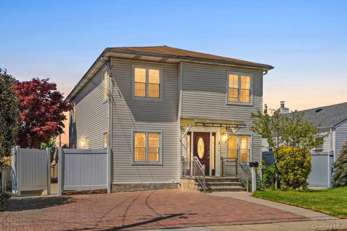 5 Bedroom Home for Sale in Westbury - New York - USA - 2