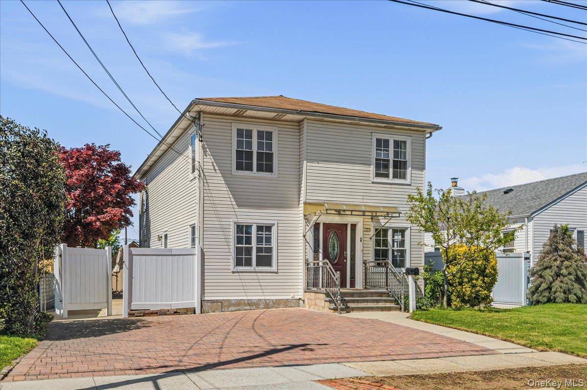 5 Bedroom Home for Sale in Westbury - New York - USA - 3