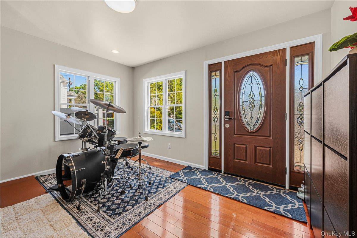 5 Bedroom Home for Sale in Westbury - New York - USA - 4