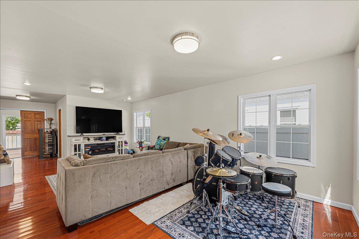 5 Bedroom Home for Sale in Westbury - New York - USA - 5