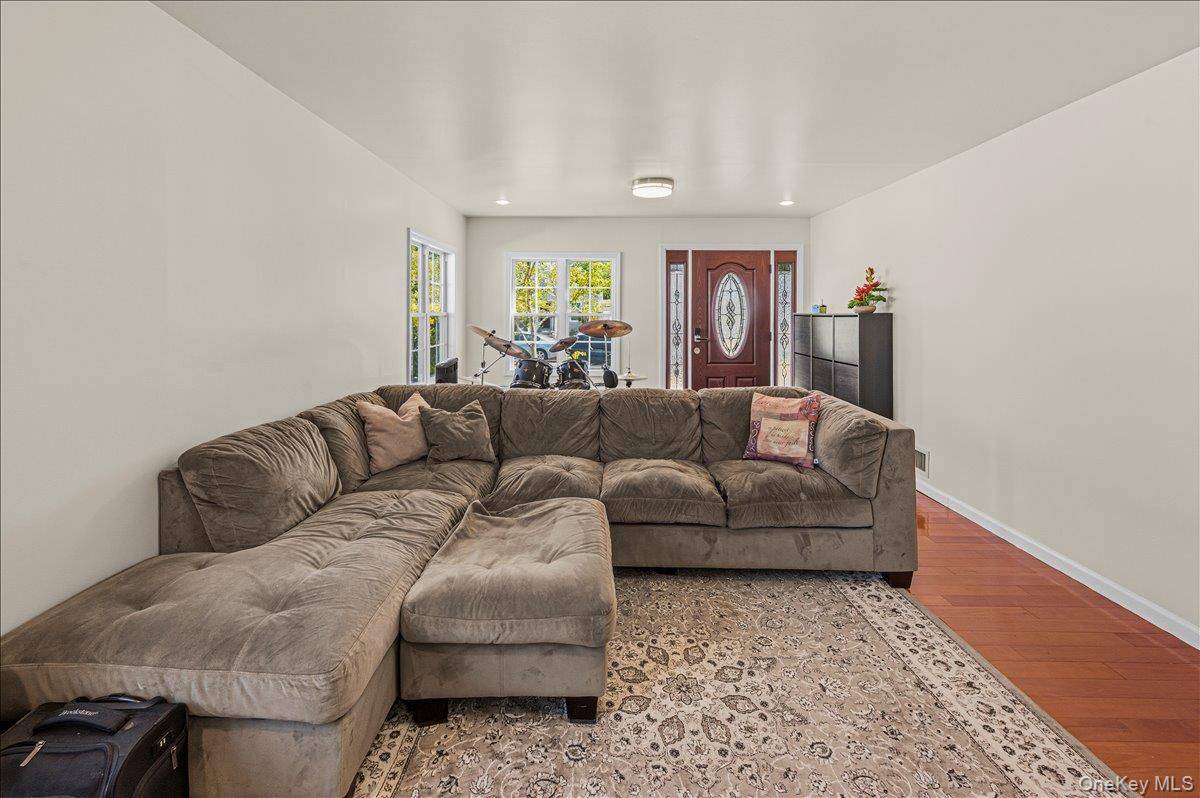 5 Bedroom Home for Sale in Westbury - New York - USA - 6