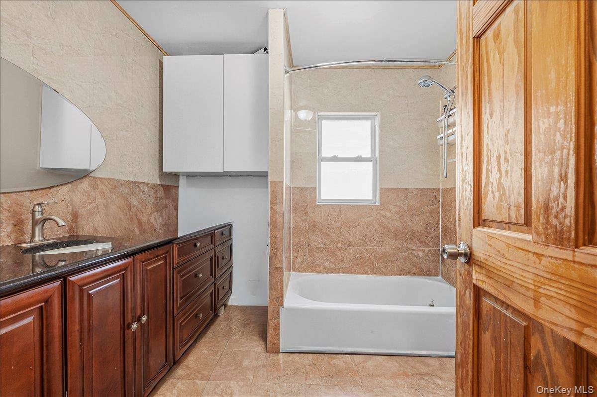 5 Bedroom Home for Sale in Westbury - New York - USA - 7