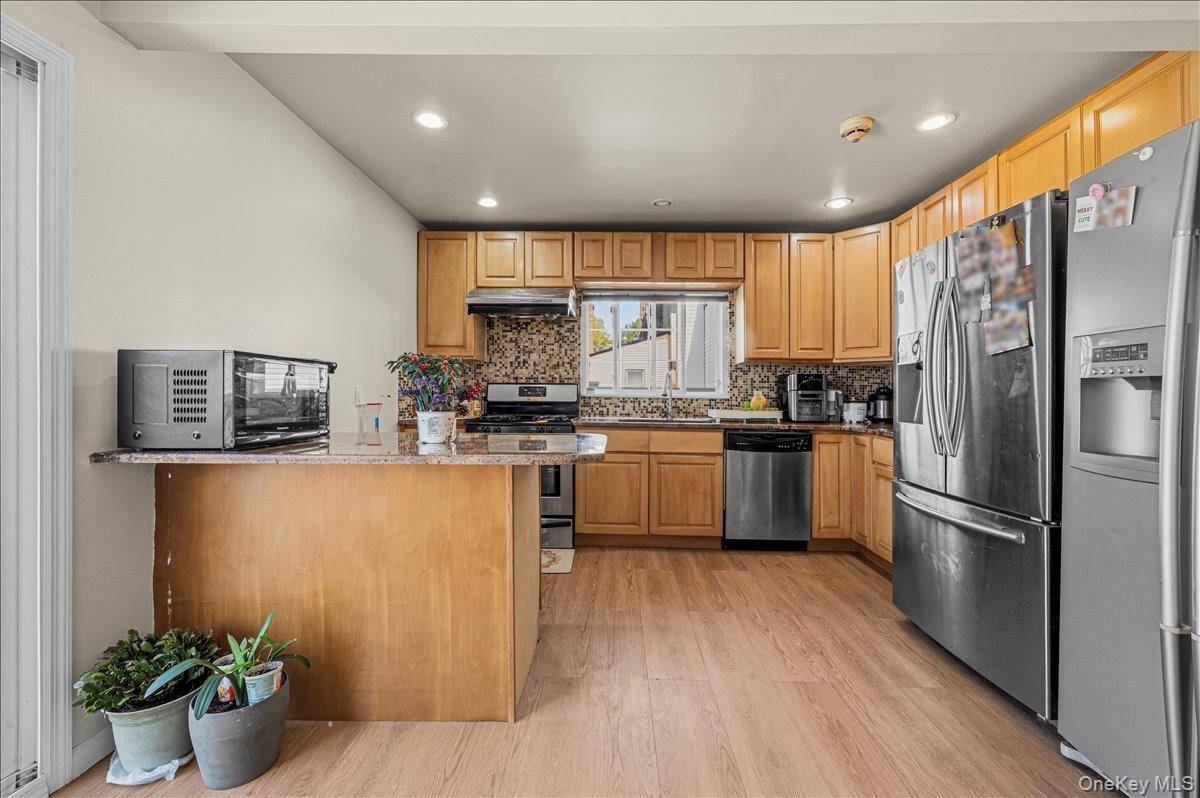 5 Bedroom Home for Sale in Westbury - New York - USA - 8