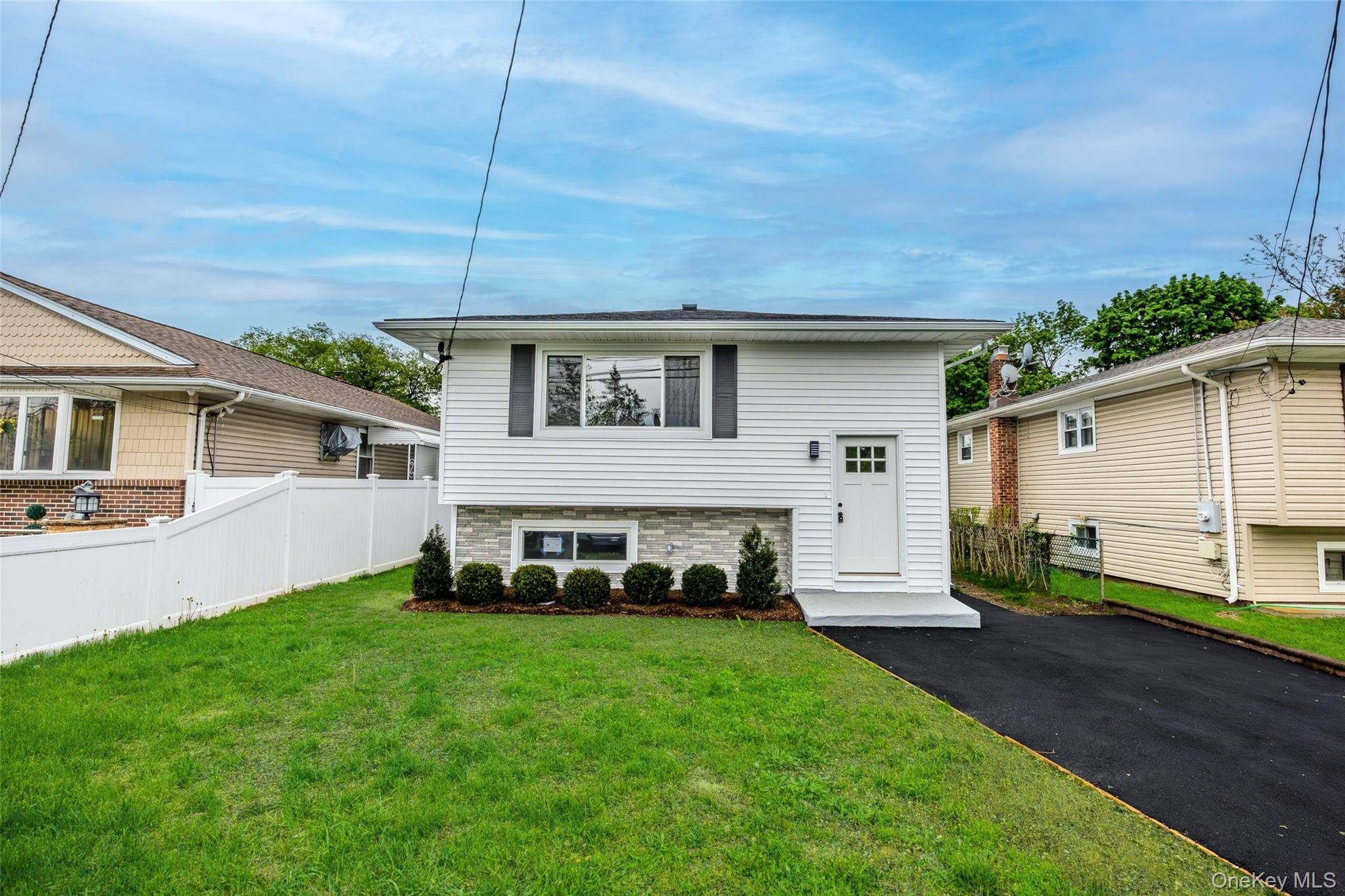 5 Bedroom Home for Sale in Westbury - New York - USA - 1