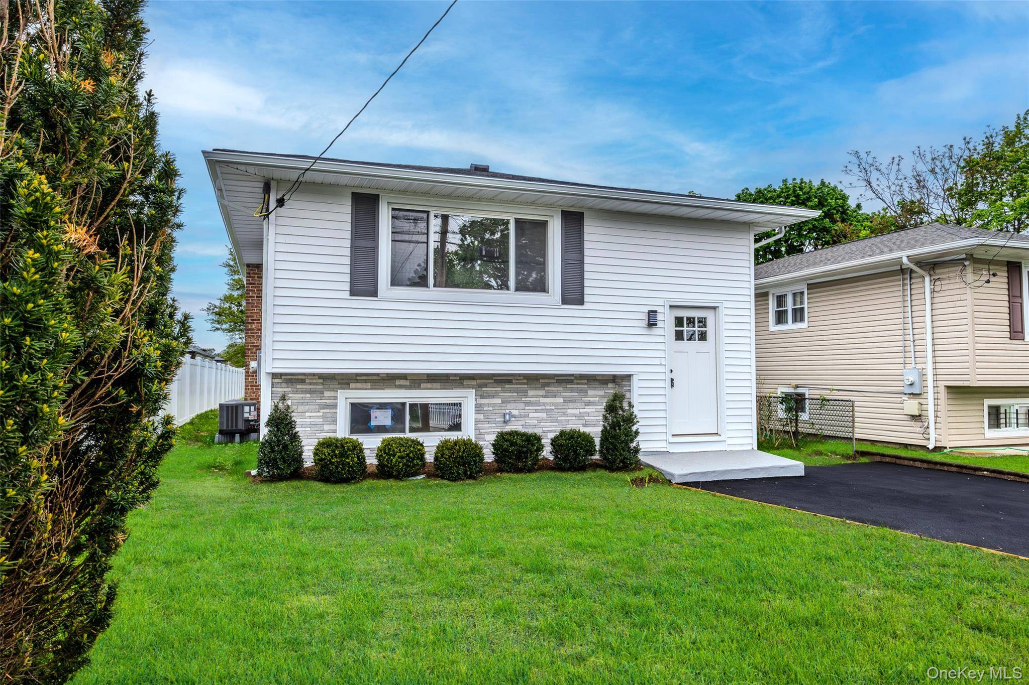 5 Bedroom Home for Sale in Westbury - New York - USA - 2