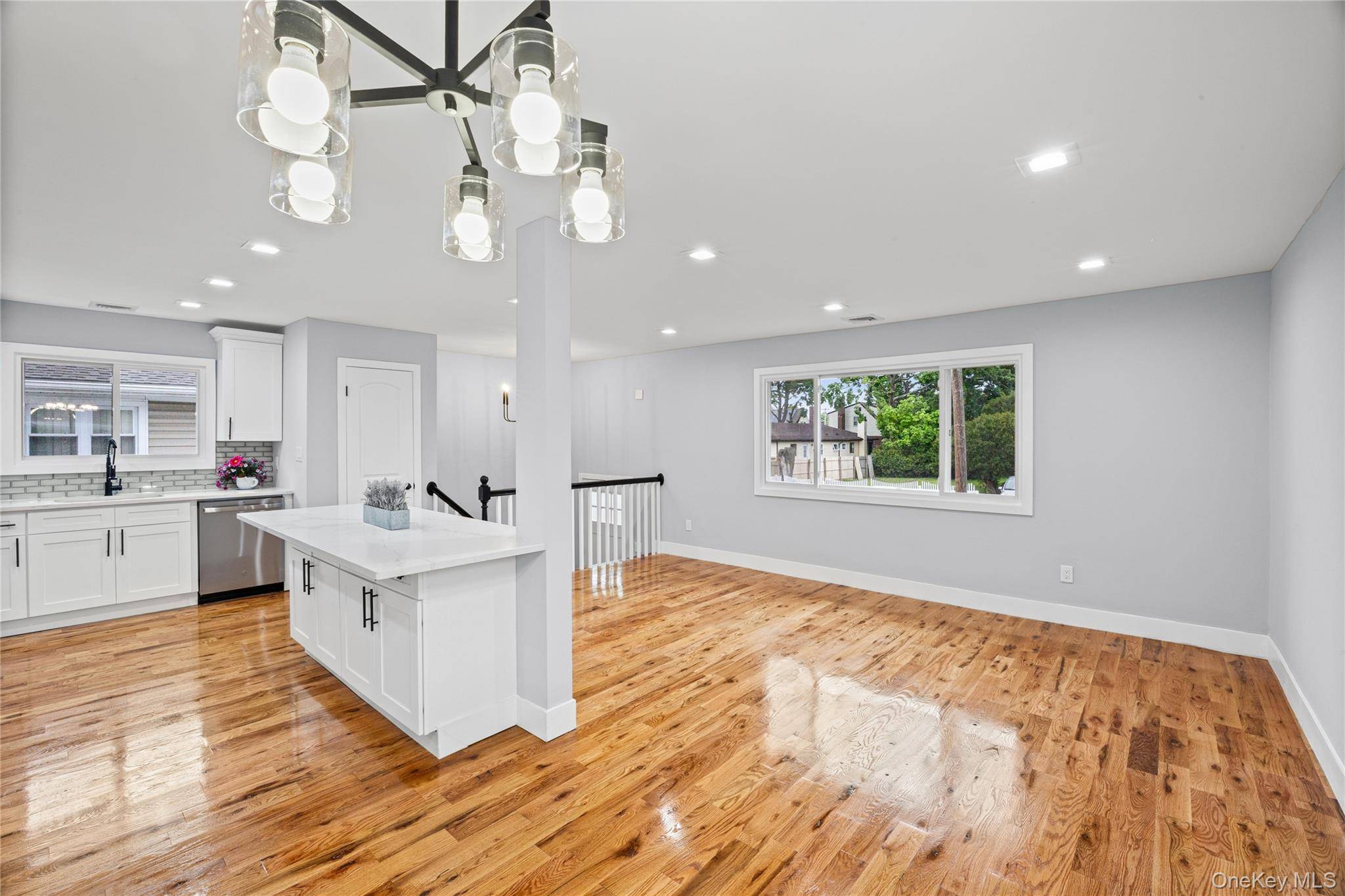 5 Bedroom Home for Sale in Westbury - New York - USA - 7