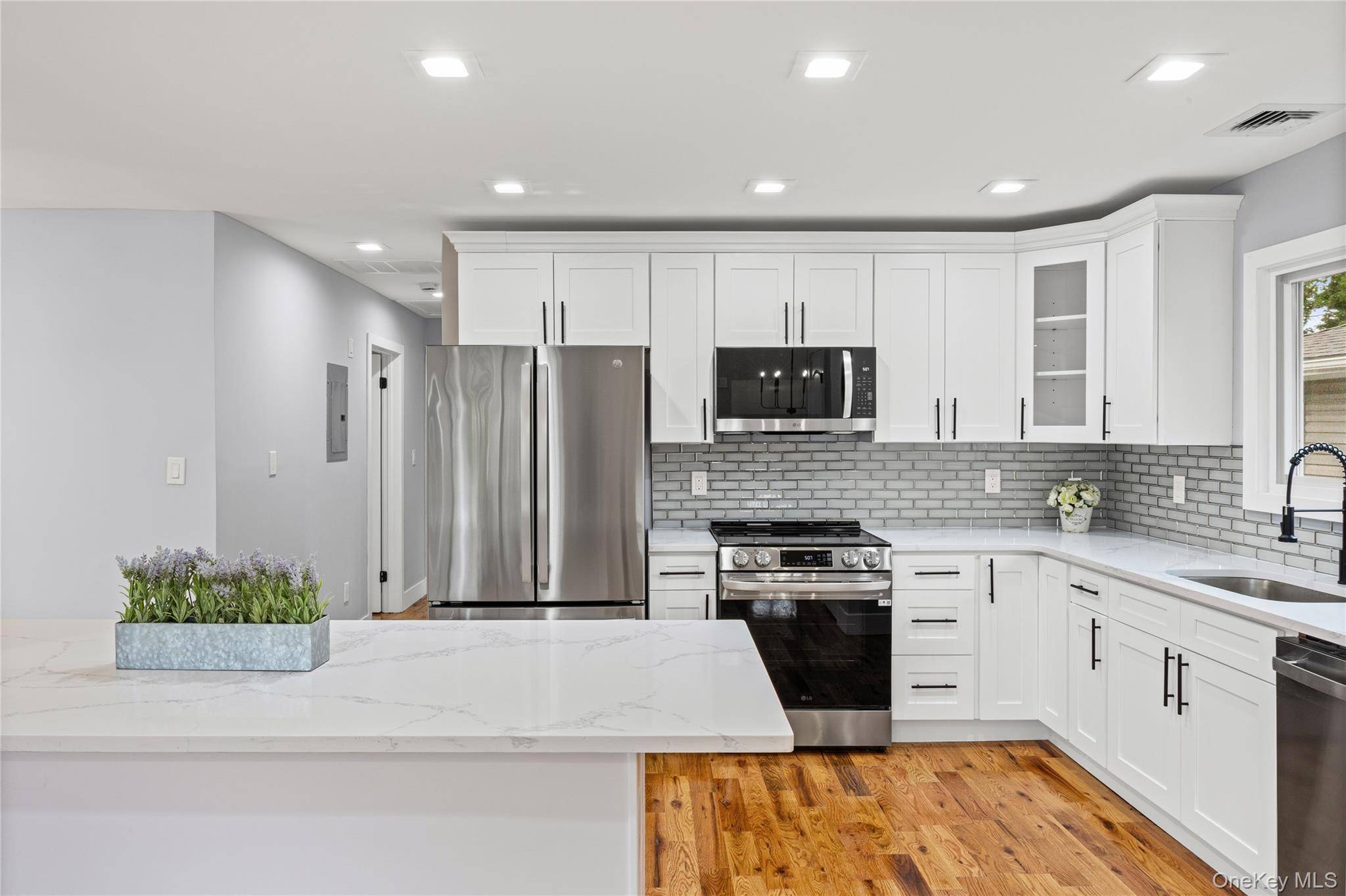 5 Bedroom Home for Sale in Westbury - New York - USA - 8