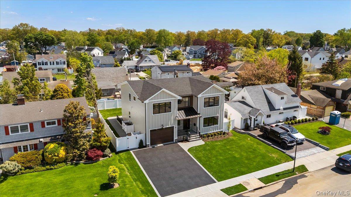 Casa de 5 Dormitorios en Venta en Westbury - Nueva York - EE. UU. - 2