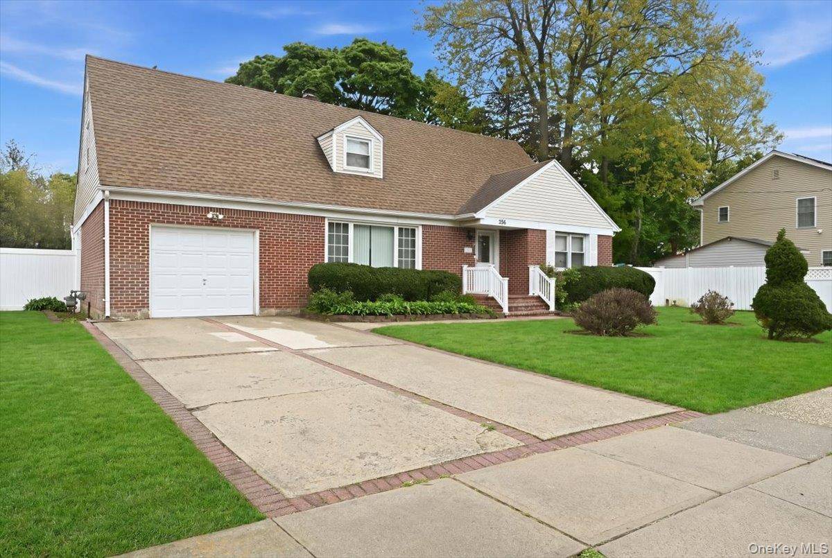 5 Bedroom Home for Sale in Westbury - New York - USA - 1