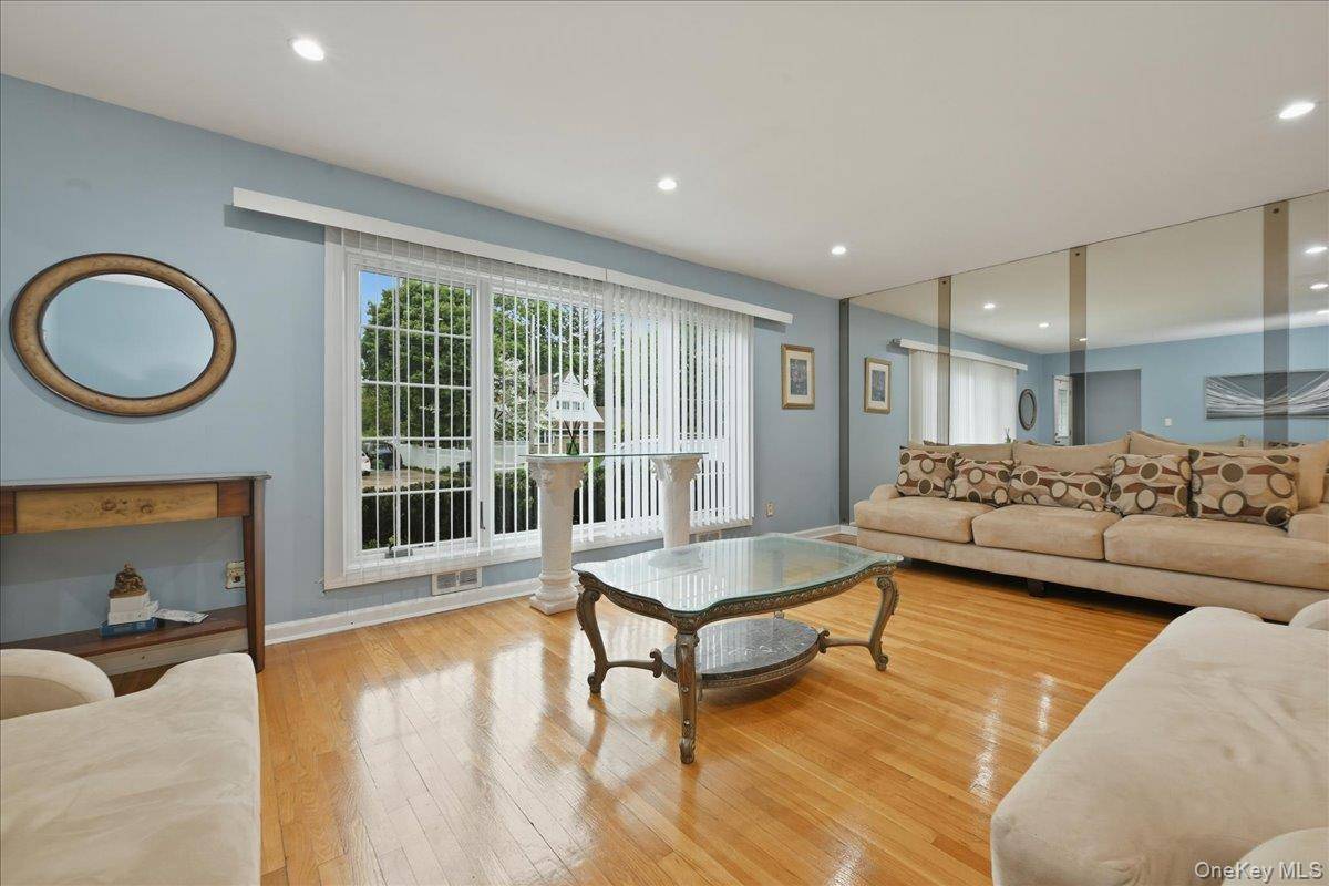 5 Bedroom Home for Sale in Westbury - New York - USA - 2