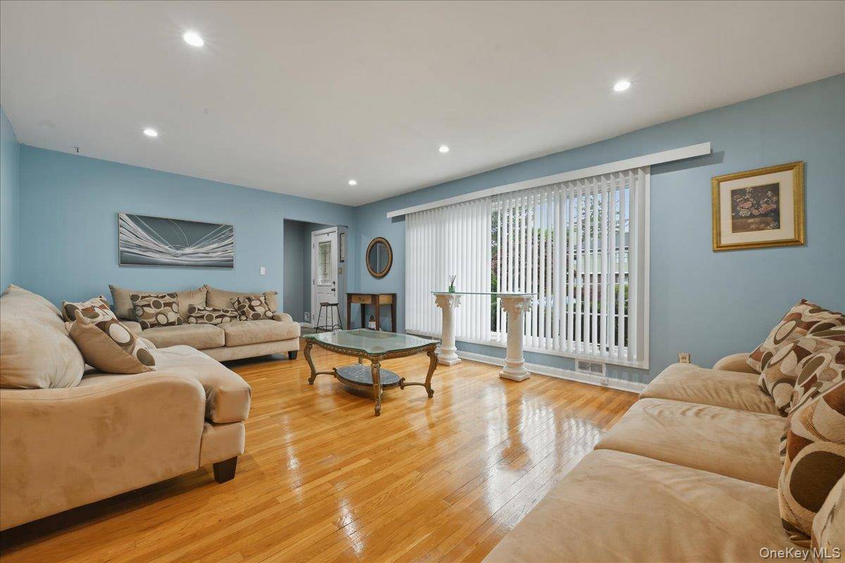 5 Bedroom Home for Sale in Westbury - New York - USA - 3
