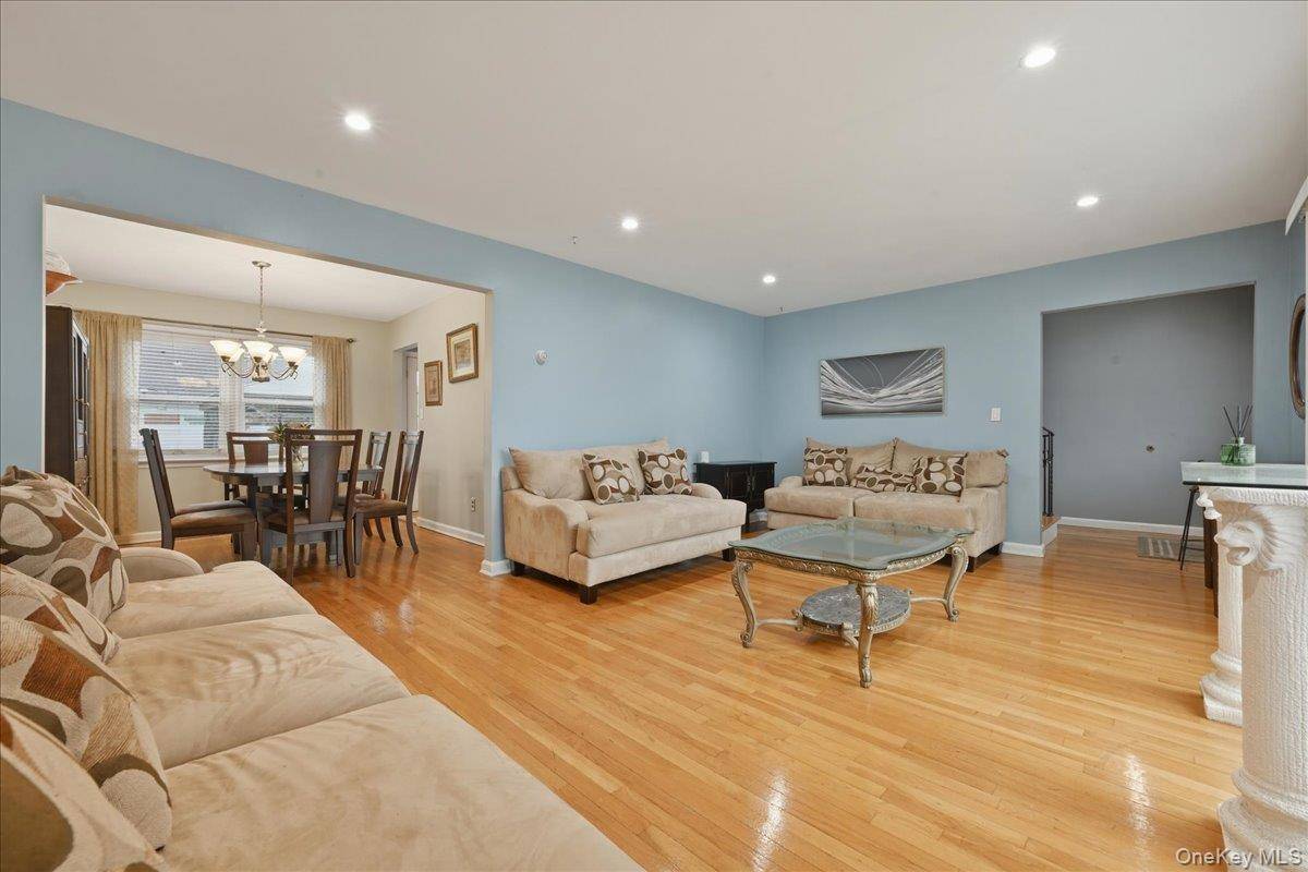 5 Bedroom Home for Sale in Westbury - New York - USA - 4