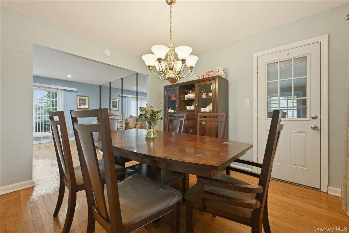 5 Bedroom Home for Sale in Westbury - New York - USA - 6