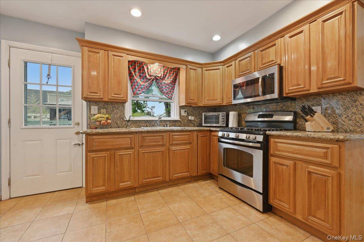 5 Bedroom Home for Sale in Westbury - New York - USA - 7