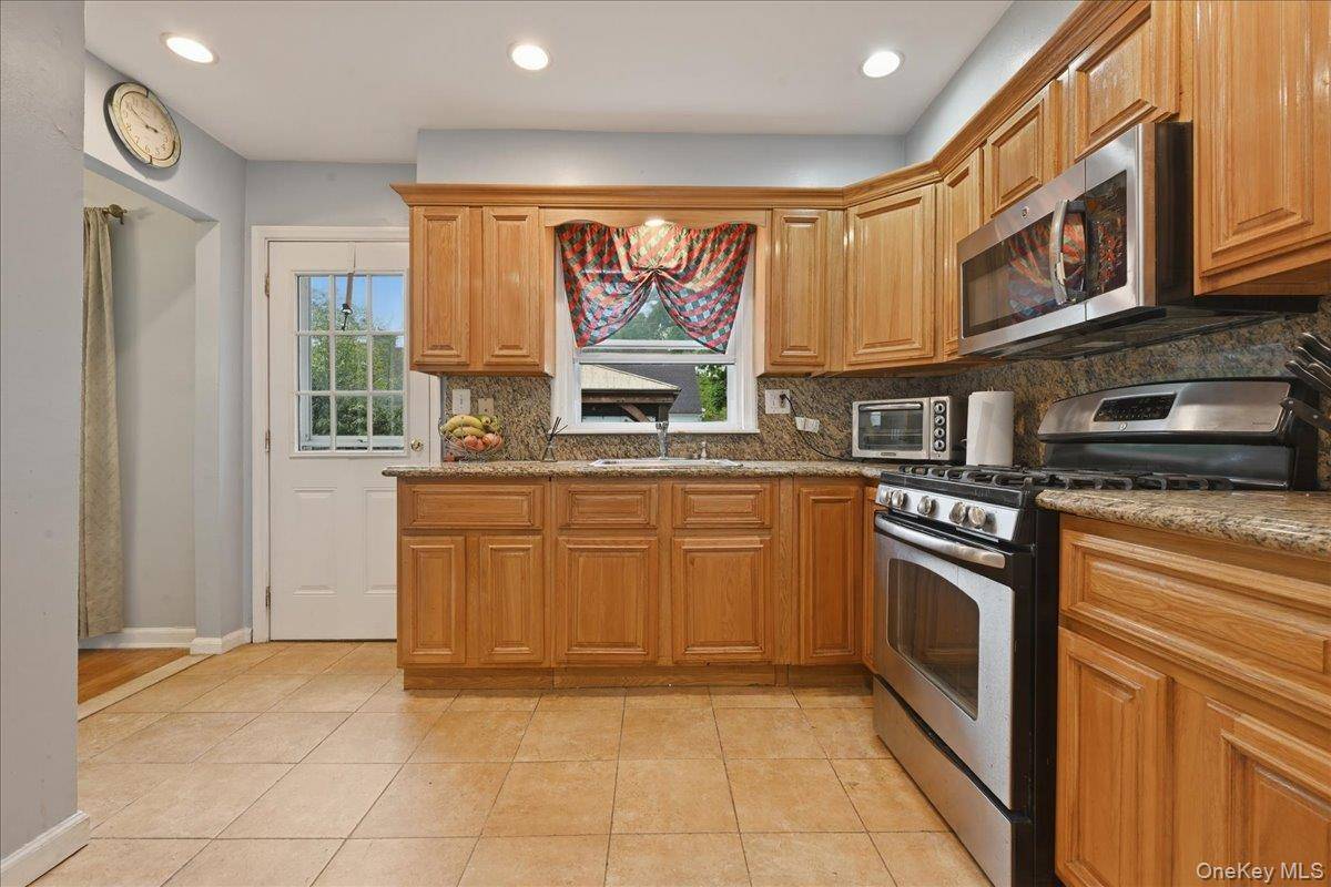 5 Bedroom Home for Sale in Westbury - New York - USA - 8