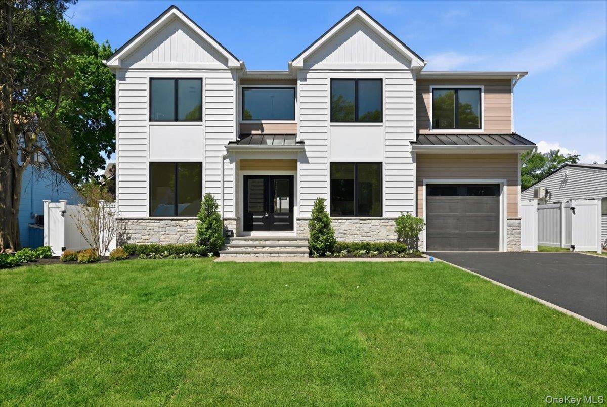 5 Bedroom Home for Sale in Westbury - New York - USA - 2
