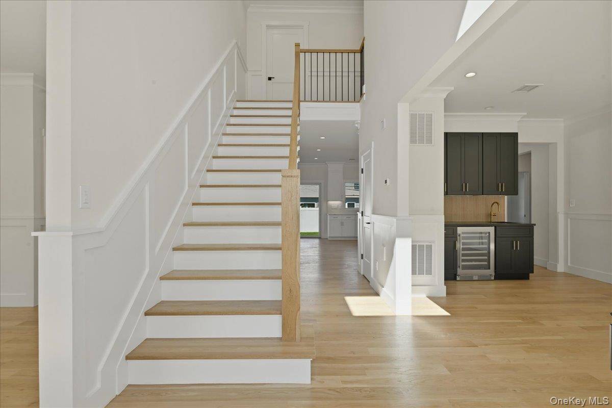 5 Bedroom Home for Sale in Westbury - New York - USA - 3