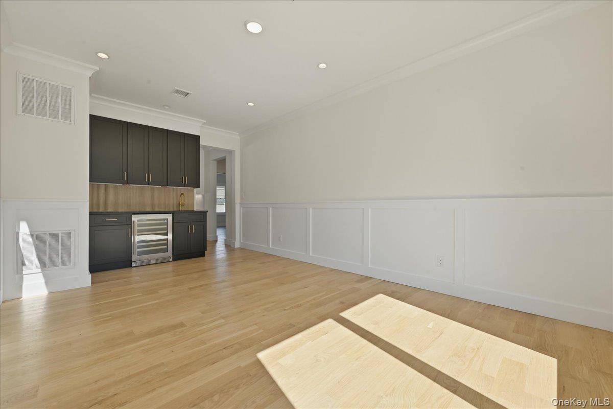 5 Bedroom Home for Sale in Westbury - New York - USA - 4
