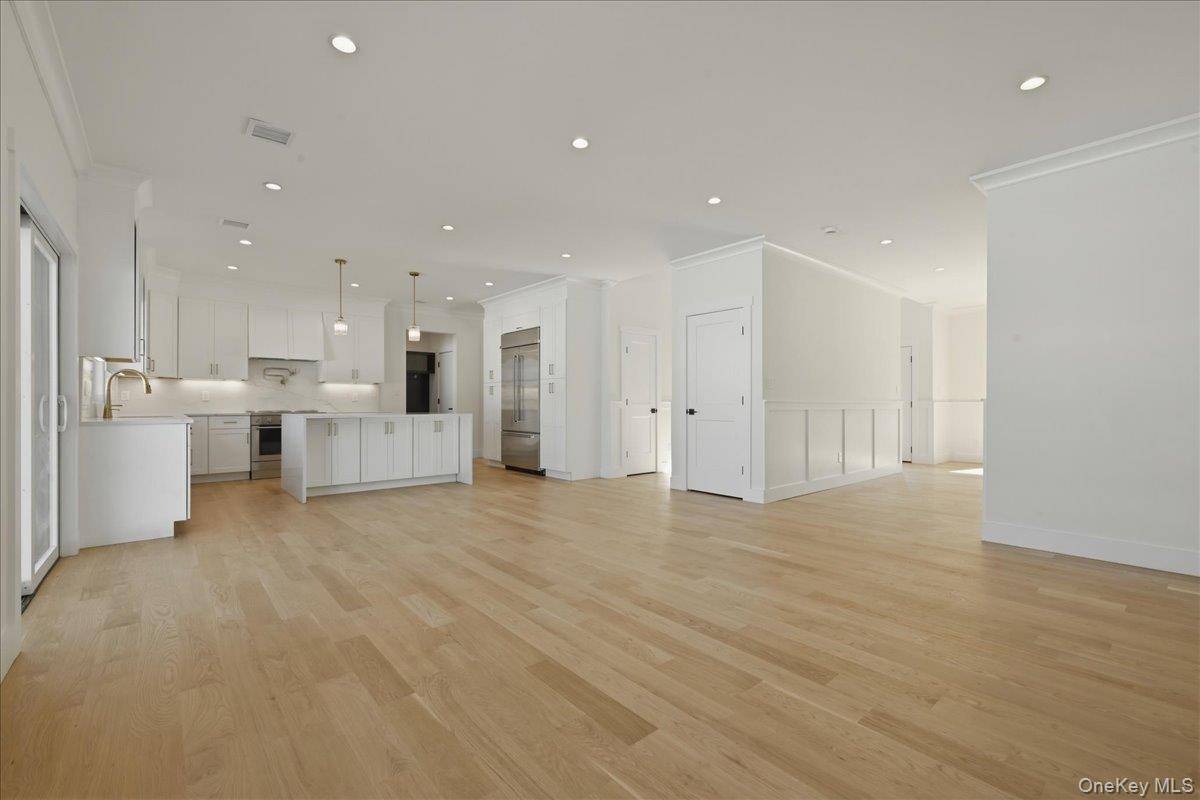 5 Bedroom Home for Sale in Westbury - New York - USA - 6