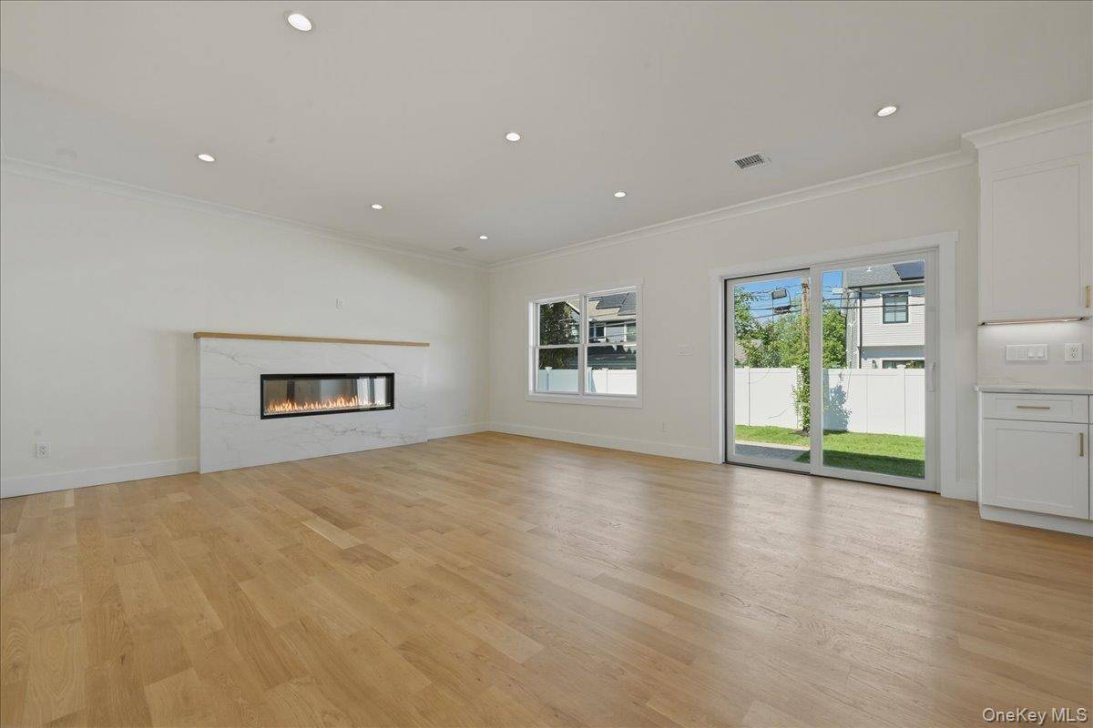 5 Bedroom Home for Sale in Westbury - New York - USA - 7