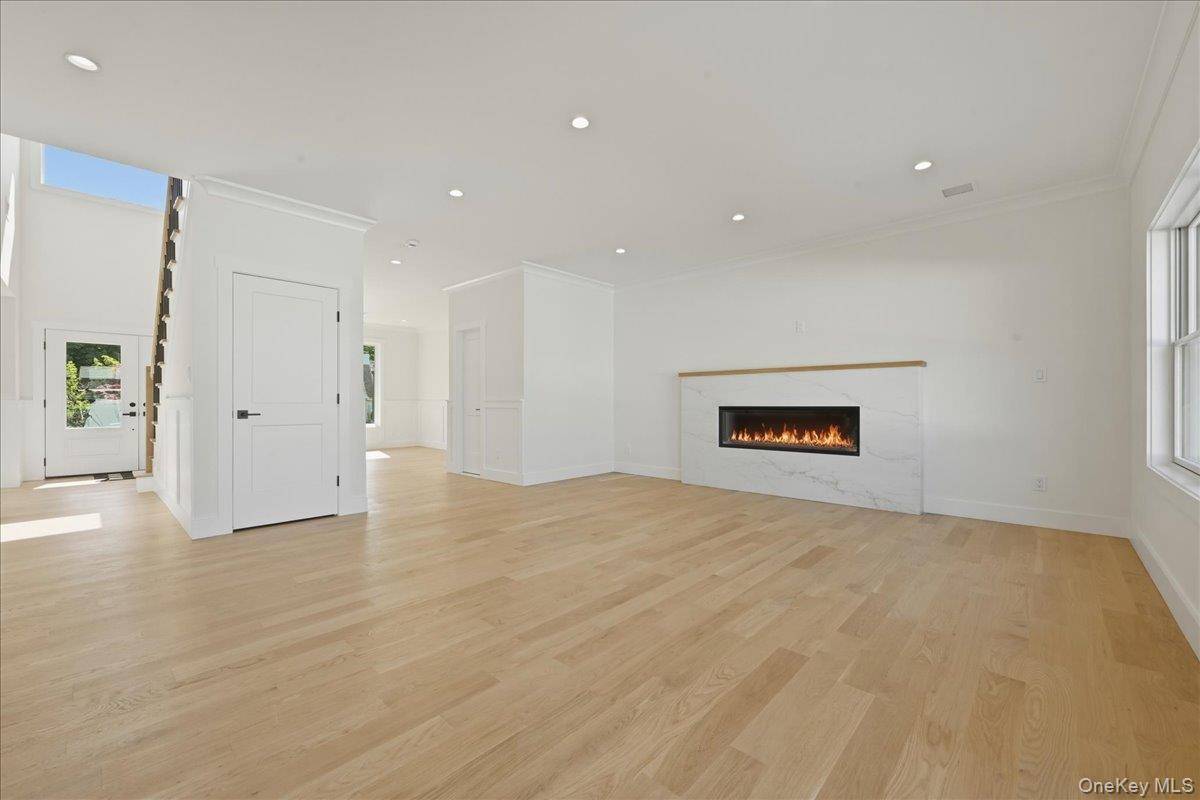 5 Bedroom Home for Sale in Westbury - New York - USA - 8