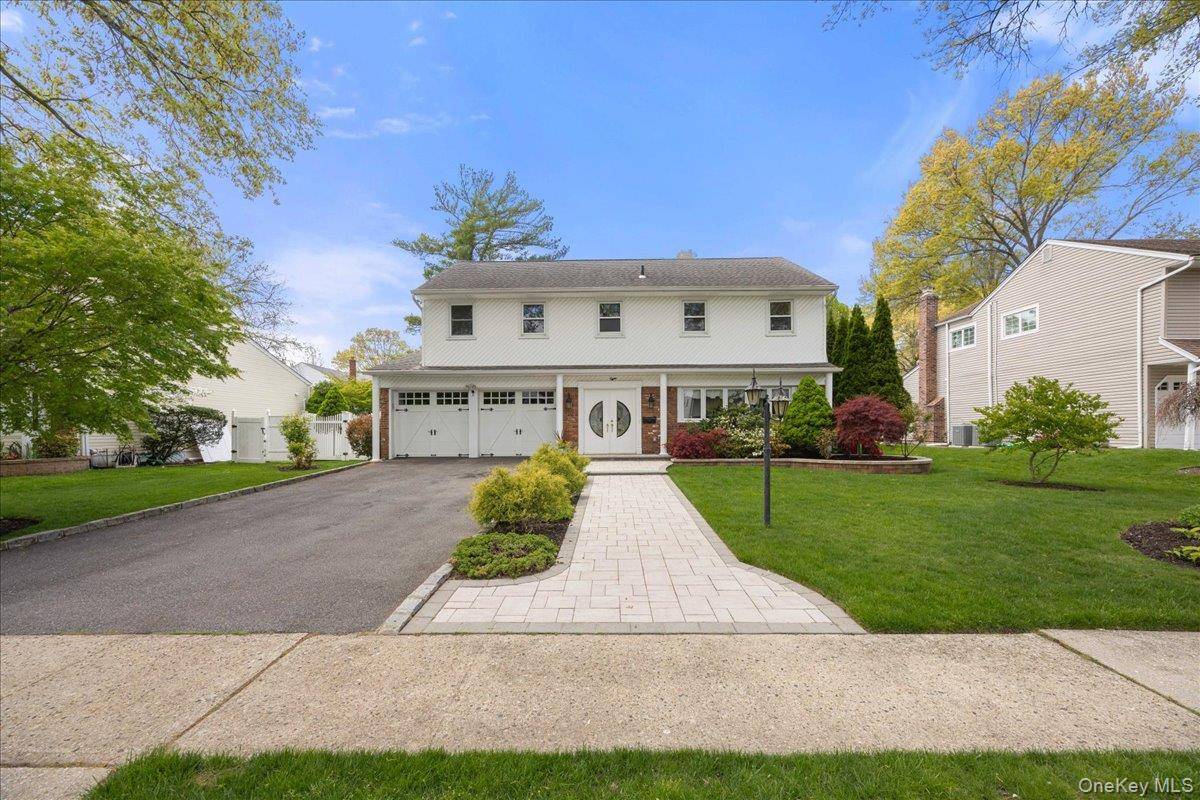 5 Bedroom Home for Sale in Westbury - New York - USA - 2