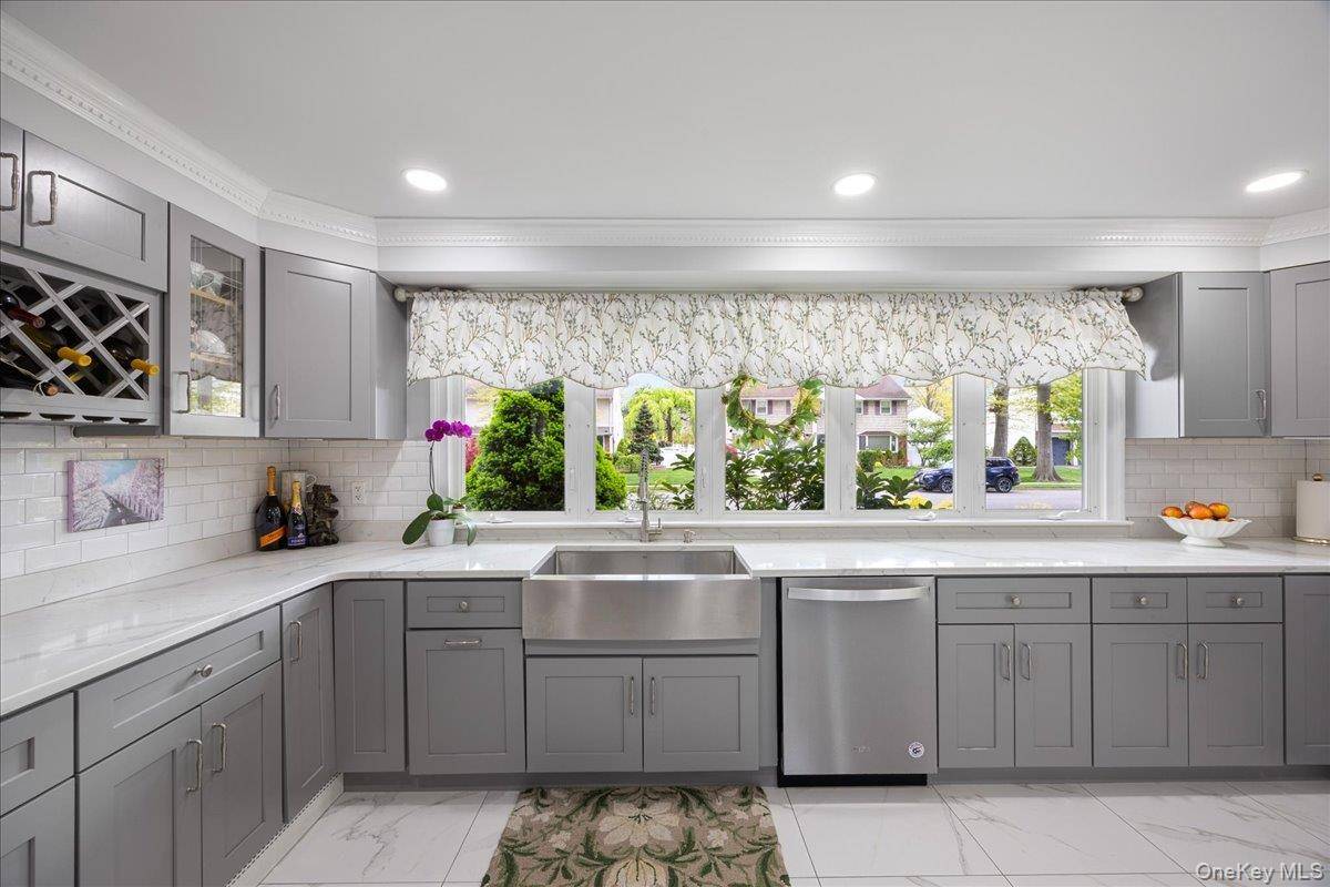 5 Bedroom Home for Sale in Westbury - New York - USA - 7