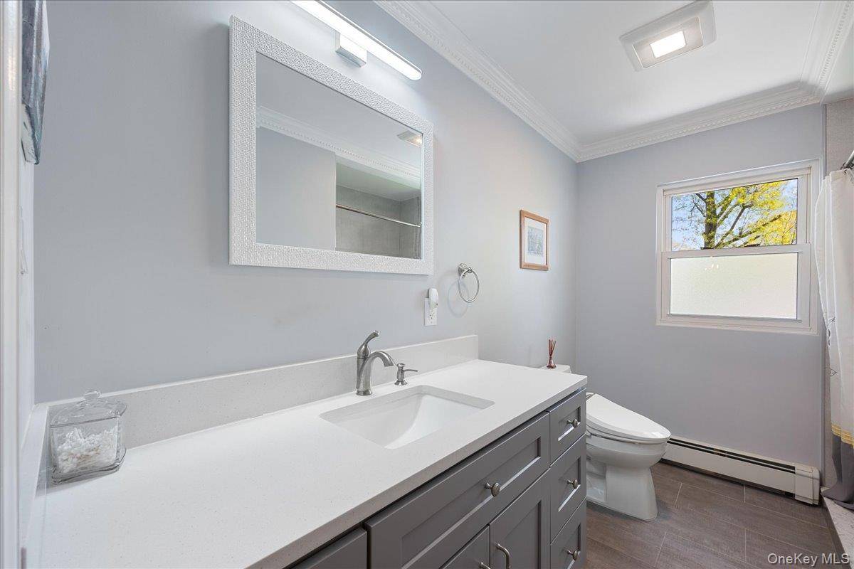 5 Bedroom Home for Sale in Westbury - New York - USA - 8