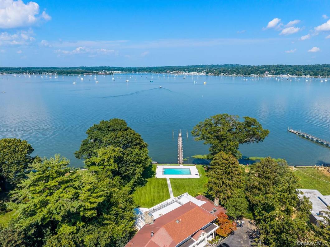 6 Bedroom Waterfront Home for Sale in Great Neck - NY - USA - 1