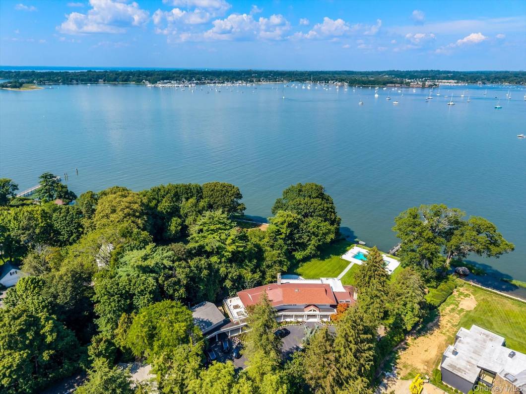 6 Bedroom Waterfront Home for Sale in Great Neck - NY - USA - 2