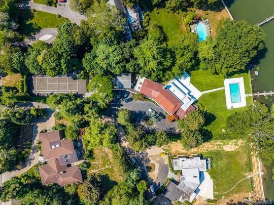6 Bedroom Waterfront Home for Sale in Great Neck - NY - USA - 5