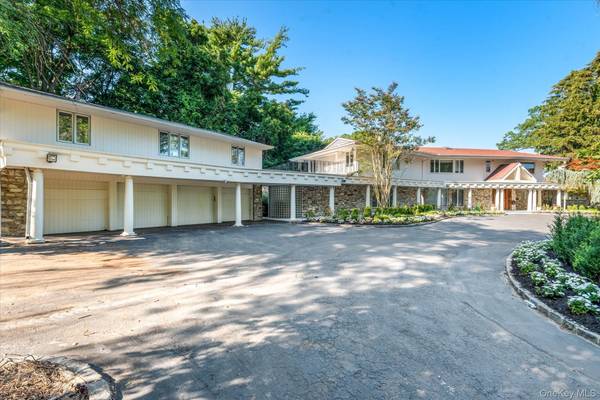 6 Bedroom Waterfront Home for Sale in Great Neck - NY - USA - 8