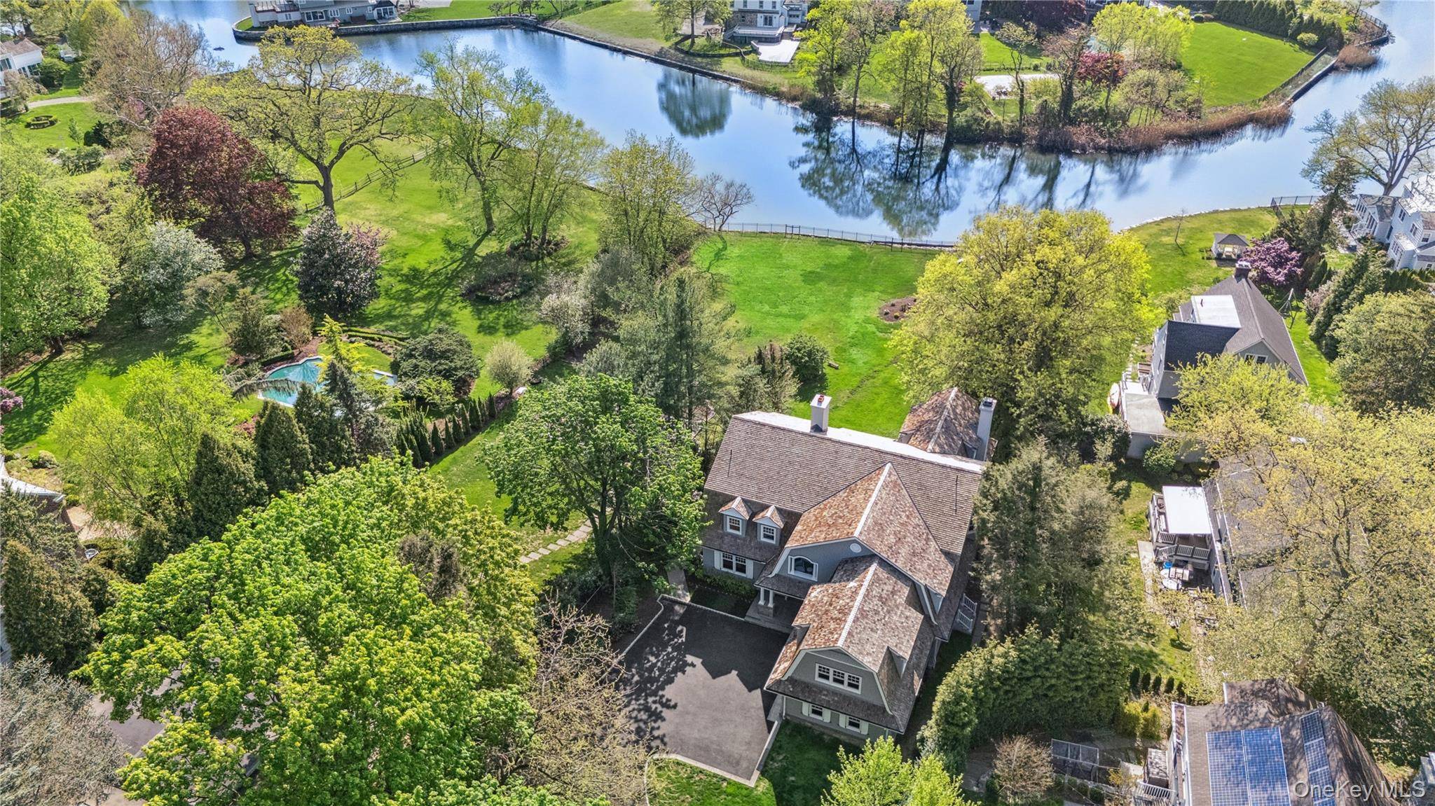 6 Bedroom Waterfront Home for Sale in Larchmont - New York - USA - 3