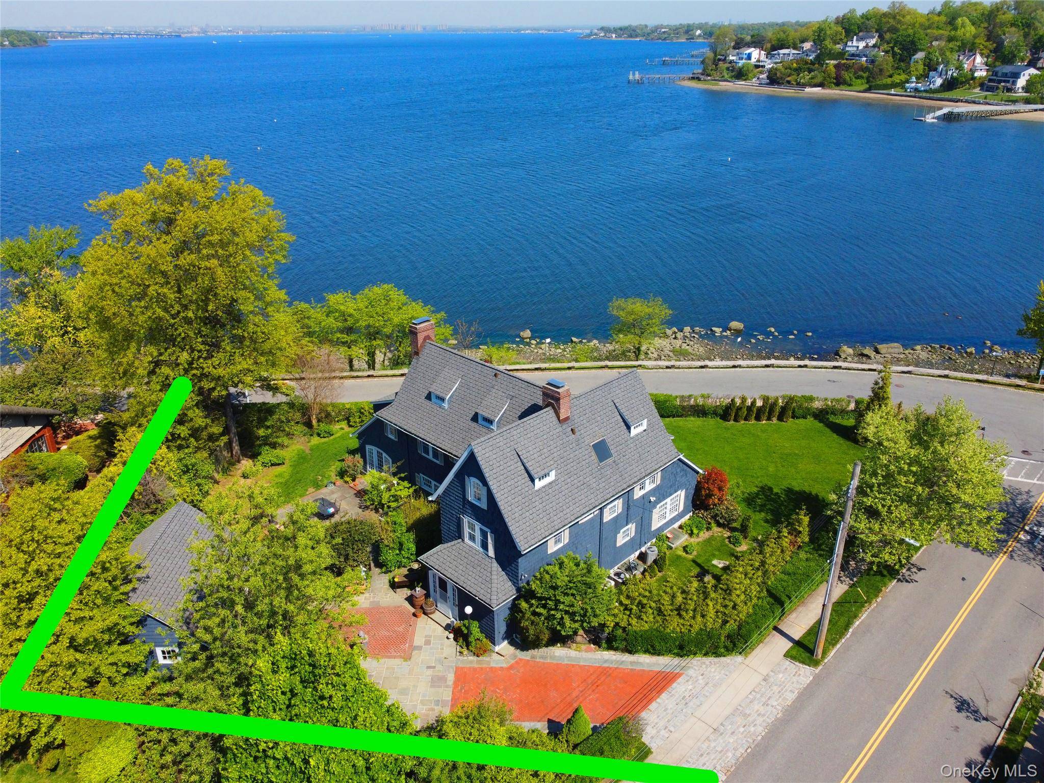 Casa de 6 Dormitorios Frente al Mar en Venta en Little Neck - Nueva York - EE. UU. - 1