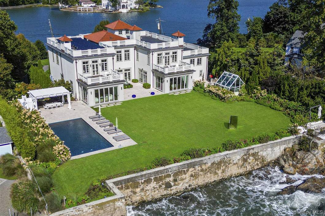 Casa de 6 Dormitorios Frente al Mar en Venta en New Rochelle - NY - EE. UU. - 1