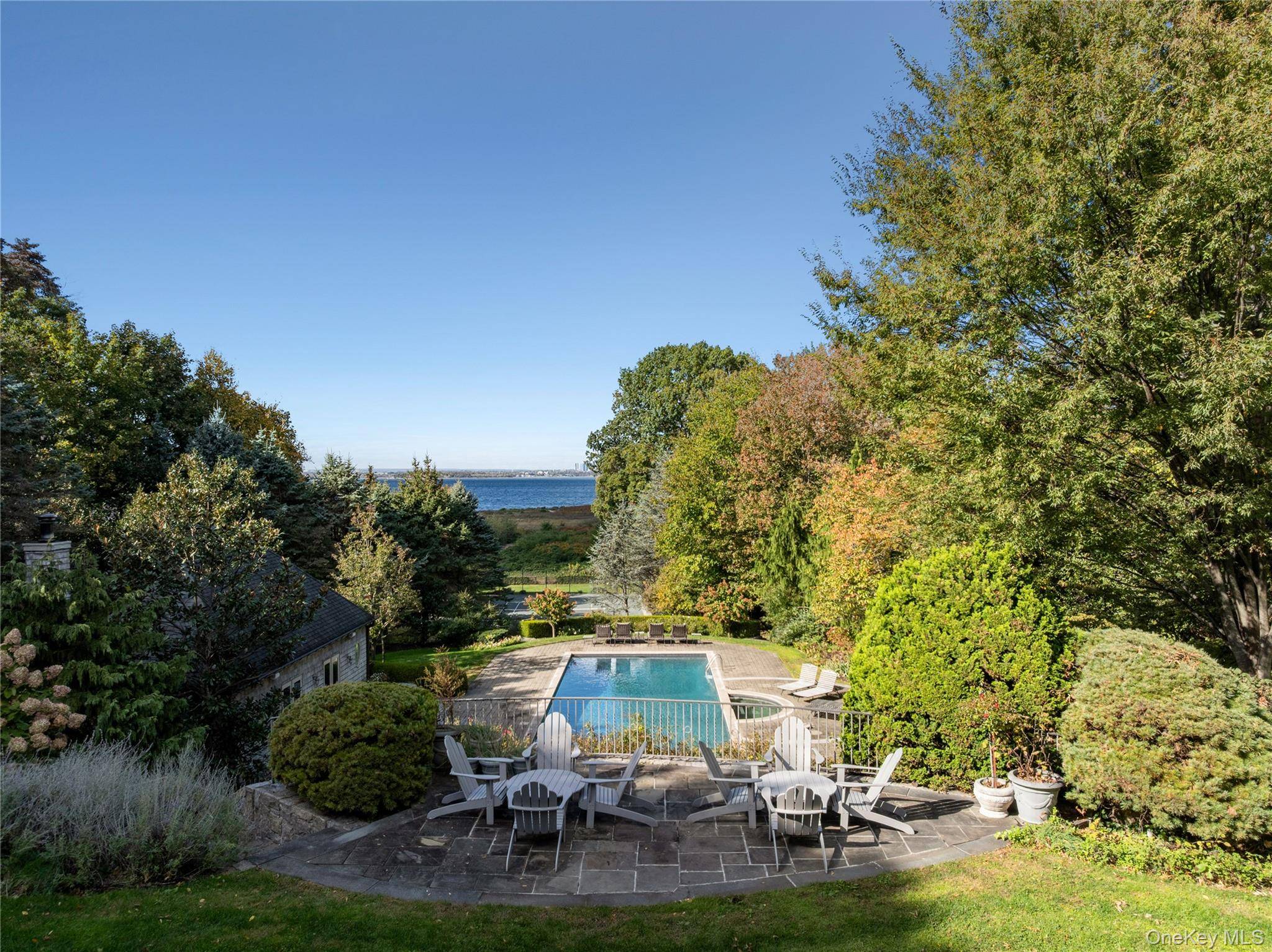 6 Bedroom Waterfront Home for Sale in Sands Point - NY - USA - 2