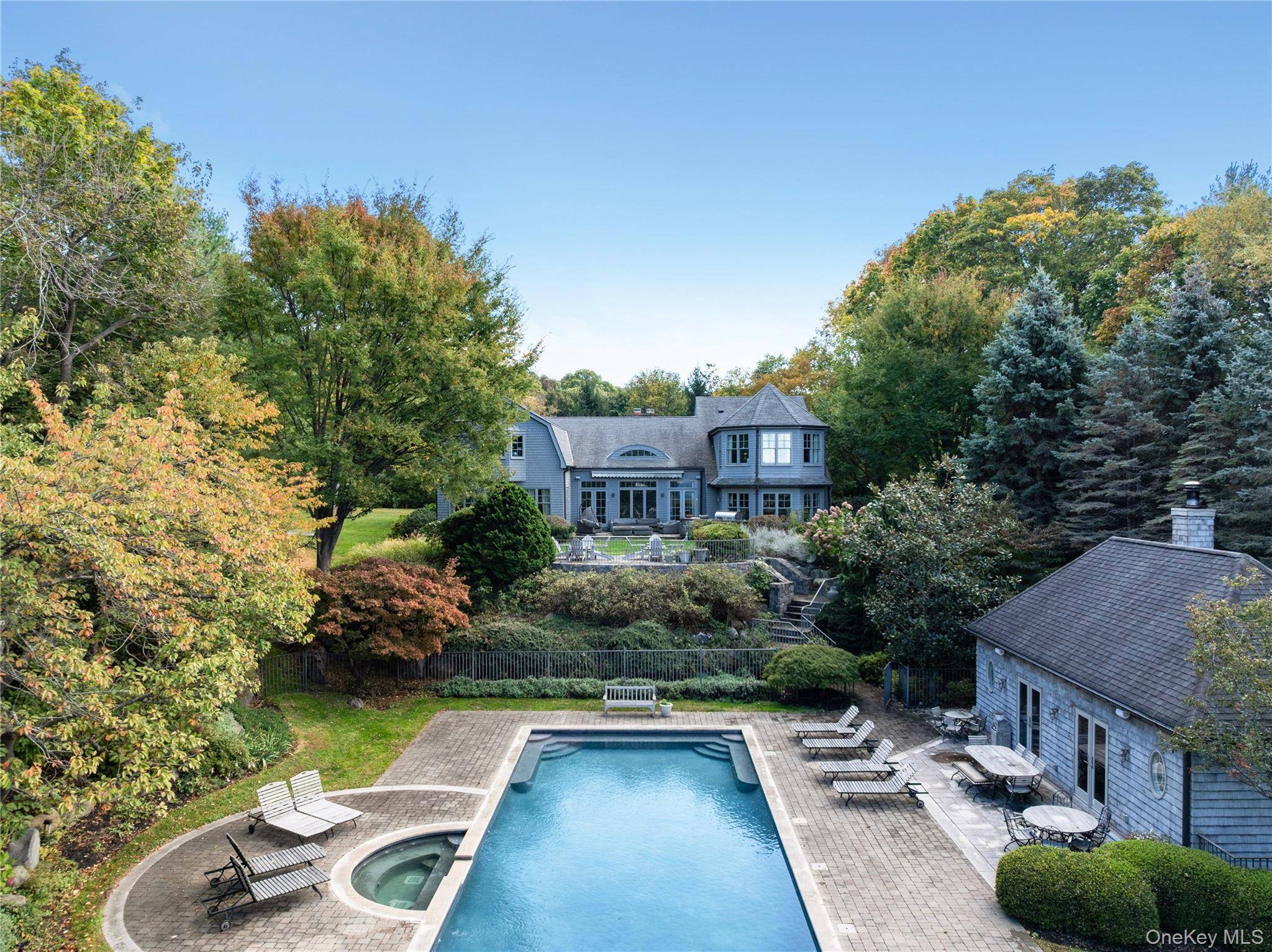 6 Bedroom Waterfront Home for Sale in Sands Point - NY - USA - 4