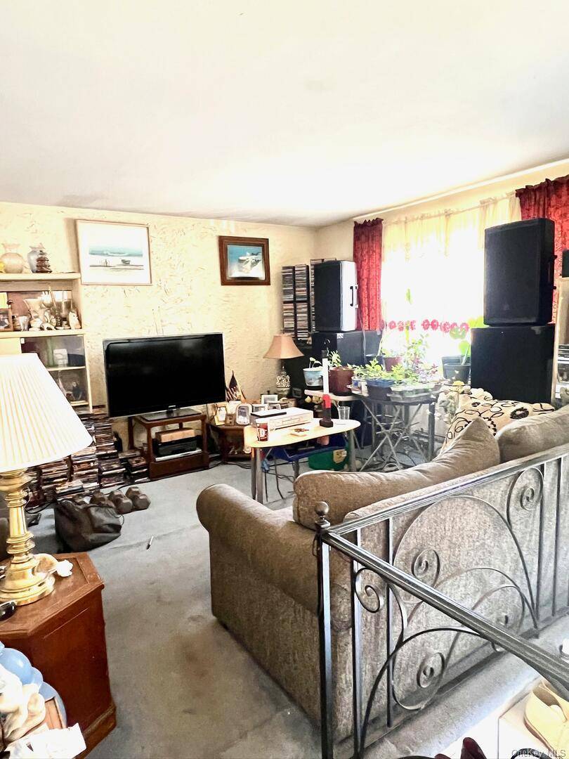 Casa com 6 Quartos à Venda em Bay Shore - Nova Iorque - EUA - 4