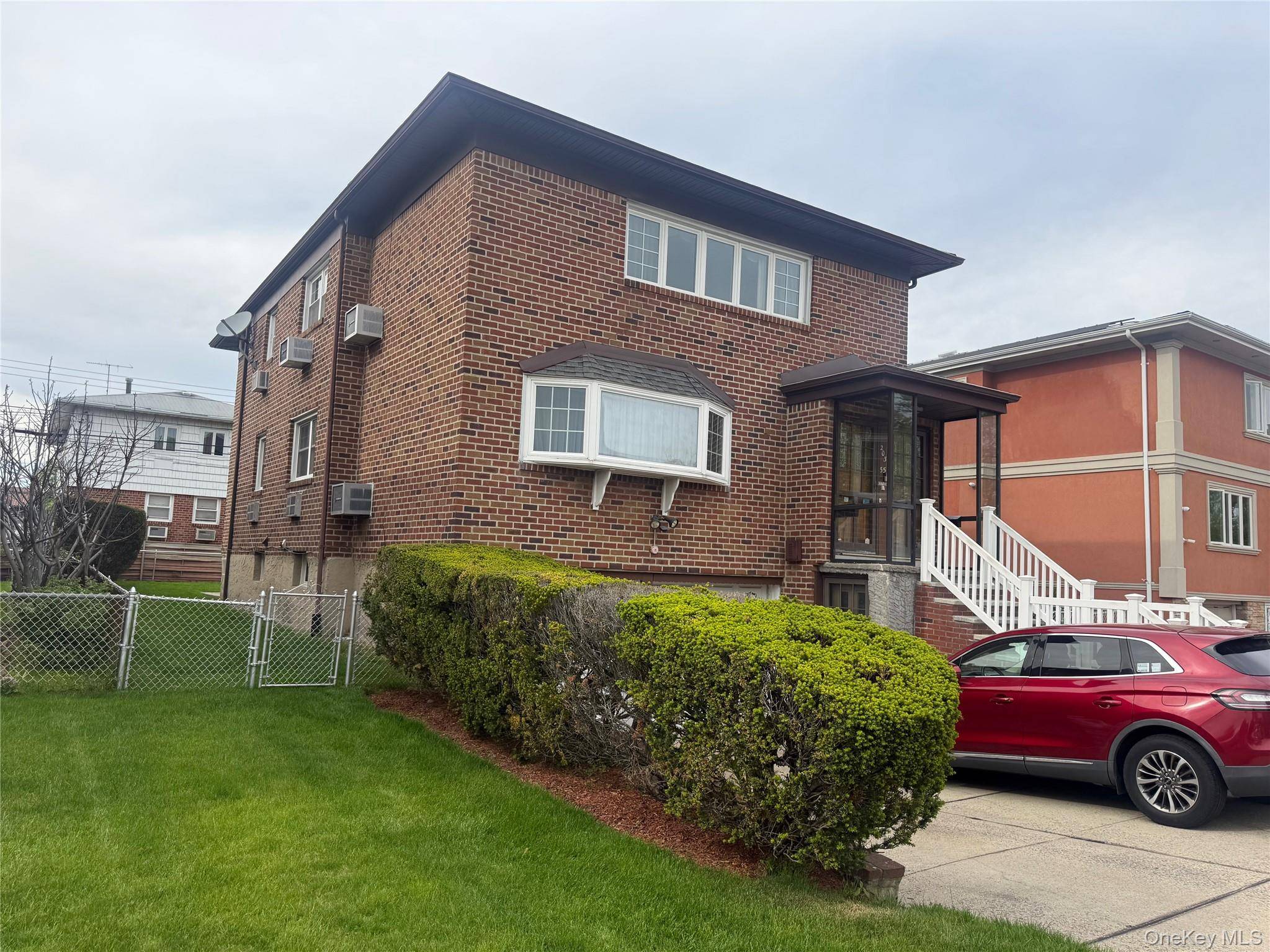 6 Bedroom Home for Sale in Bayside - New York - USA - 3